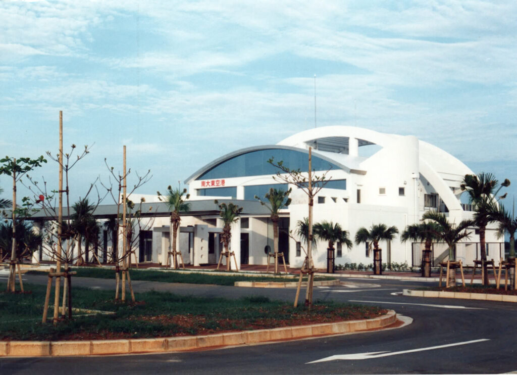 <strong>新南大東島空港旅客ターミナルビル</strong>