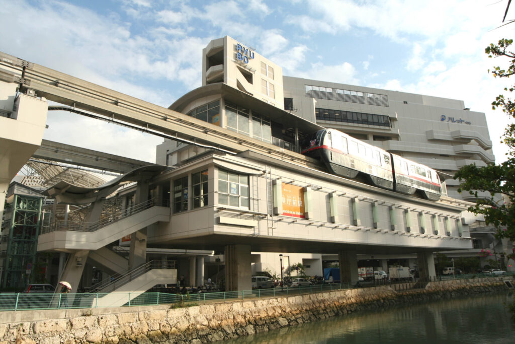 <strong>沖縄都市モノレール　県庁前駅</strong>